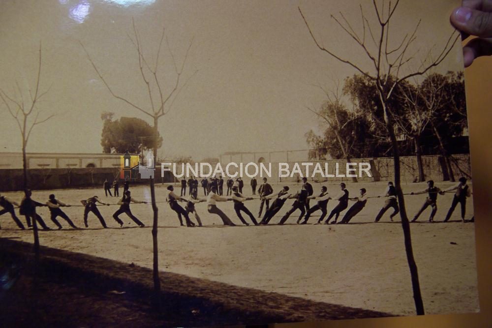 Otro típico juego de jóvenes de la época, que generalmente se realizaba dentro de las actividades del deporte escolar. Los profesores del Colegio Nacional, como se puede observar en el centro de la foto tomada en 1910, fiscalizaban que se cumplieran las reglas, siendo esta una forma de que las distintas divisiones del colegio confraternizaran, practicando deportes de manera entretenida y amena.