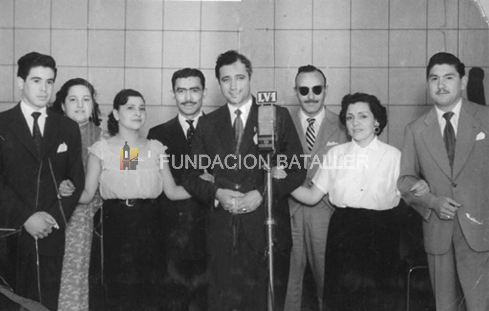 Esta foto de los años 50, nos muestra a un ícono del radioteatro sanjuanino, Alberto Vallejos, acompañado de toda la compañía, Leonor Moreno, Gloria Montes, Ernestina Romero, Oscar Donaire y Santos Domingo Quinteros, entre otros