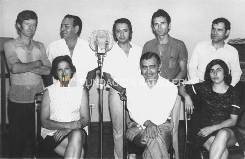 Esta foto de los años 60, fue tomada en los estudios de LV5, Radio Sarmiento, y en ella podemos observar a Miguel Angel Avellá, Armando Castro, Juan Carlos Vidable, Daniel Torres, Nora Bernal, Susy Miranda y a Oscar Donaire