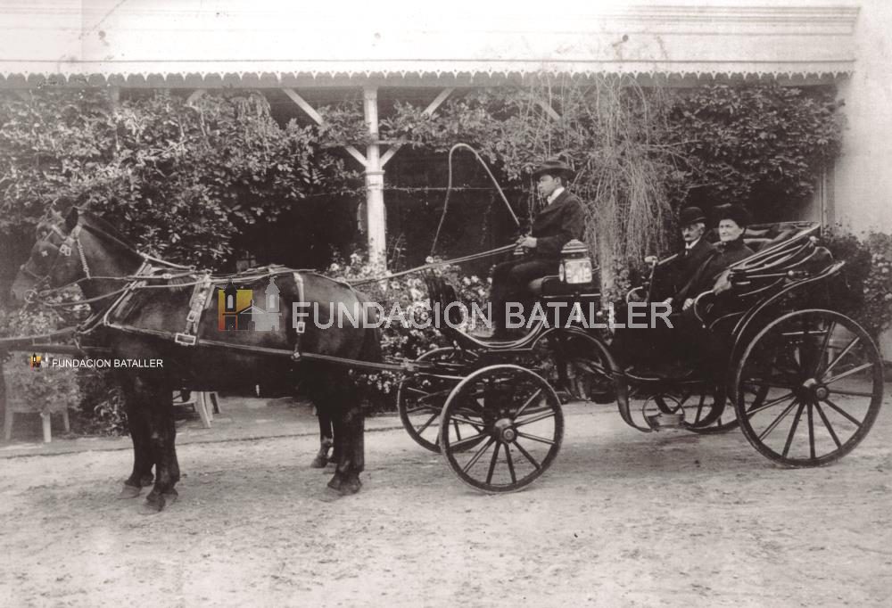 1910 - Coche de plaza y cochero / Esta es una hermosa foto de los primeros años del Siglo XX. Don Juan B. Del Bono y su esposa María Briantes aparecen en un coche de plaza con cochero.(Foto publicada en el libro "El San Juan que Ud. no conoció", de Juan Carlos Bataller; proporcionada por Eduardo Graffigna)