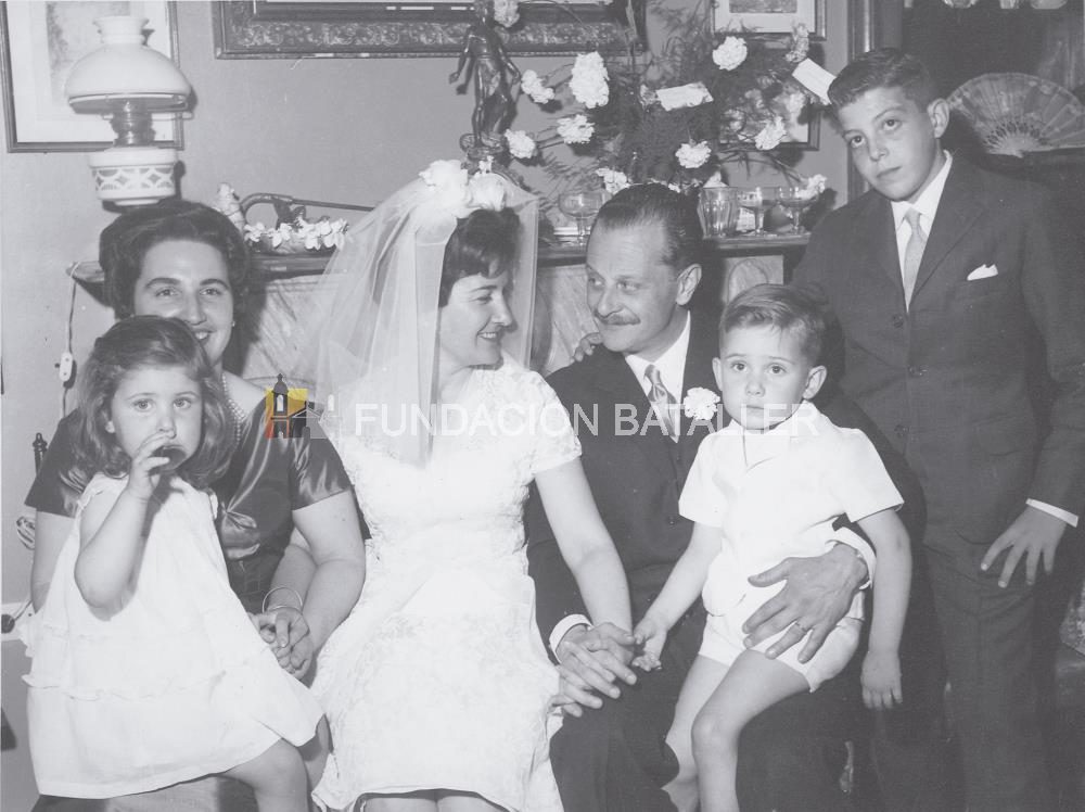 1960 - Enlace Ruiz Bayugar – Colombo / Treinta y nueve años tenía Ricardo Colombo cuando el 12 de noviembre de 1960 y después de seis meses de noviazgo contrajo enlace con Olga Ruiz Bayugar, de profesión docente. En esta foto Olga y Ricardo junto a Laura Alvelda y sus hijos, Laura y Guillermo Ruiz Alvelda. A la derecha del novio, Ricardo Grossi Colombo, sobrino y ahijado de Ricardo Colombo.
(Foto proporcionada por la familia de Ricardo Colombo).