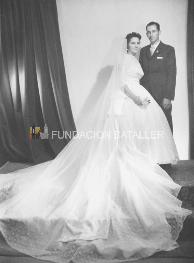 1960 - Enlace Ferrá Grimalt – Bartol / El 15 de enero de 1960, en la parroquia de la Santísima Trinidad, se celebró el enlace de Margarita Ferrá, que entonces tenía 24 años, y Alfredo Bartol, de 31, bendiciendo la unión el padre Portillo.
Los padrinos de esta boda fueron, por Alfredo, Rosa Bartol y Ernesto Bertaggia y por Margarita, su hermano Martín Ferrá y Nelly Navarro. La fiesta se realizó en las galerías de la residencia familiar de los Ferrá. La pareja tuvo tres hijos: María Claudia, Alfredo Isidro y Andrea Eugenia, y numerosos nietos.
Margarita, además de obtener el título de maestra, se graduó de profesora de Historia en el Instituto Domingo Faustino Sarmiento y de la U.N.S.J. Se ha desempeñado como diputada nacional y dos veces como ministra de Educación, está incorporada a la Academia Nacional de la Historia, es vocal del comité Internacional de Ciencias Historicas, directora del Instituto de Historia Regional y Argentina “H. D. Arias” y Presidente de la Comisión Organizadora de la Junta de Estudios Históricos de San Juan.
(Foto proporcionada por la familia Bartol Ferrá)