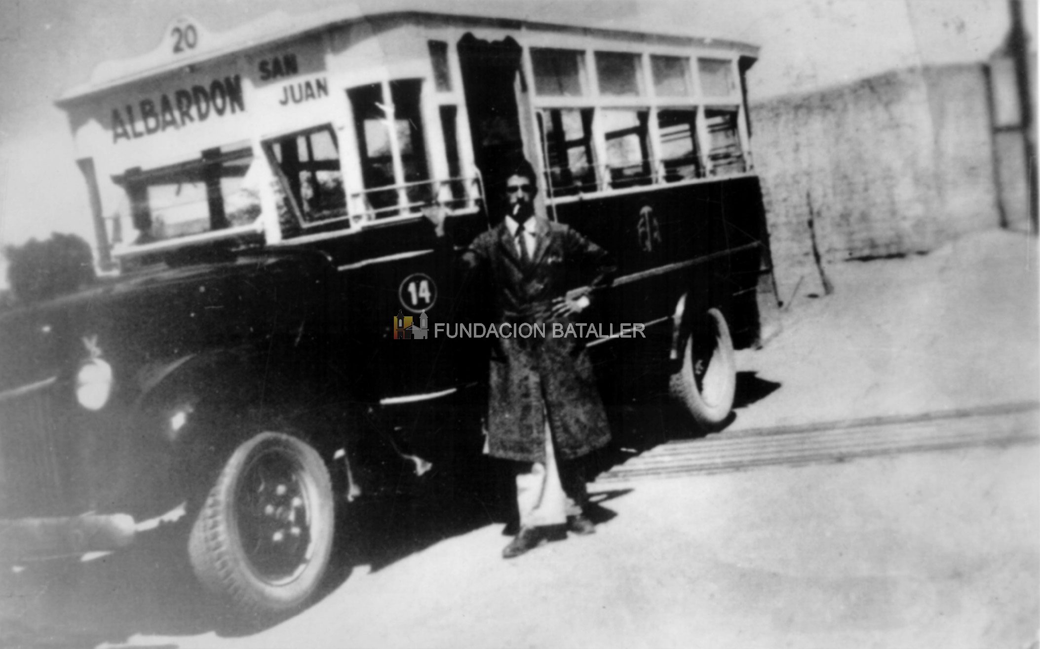 1940 - El interno 14 / Este colectivo es un Ford 38, con carrocería de madera. El ascenso y descenso de pasajeros se realizaba por atrás, donde tenía una plataforma. La foto es de 1940 y el chofer del interno 14 de la línea 20, que ya tenía servicio a Albardón y los baños de La Laja, es don Juan Giménez, que aparece fumando y con delantal.
(Imagen publicada en el libro “El San Juan que Ud. no conoció”, de Juan Carlos Bataller; Foto y testimonio proporcionados por al Empresa de Transportes Albardón S.R.L.)