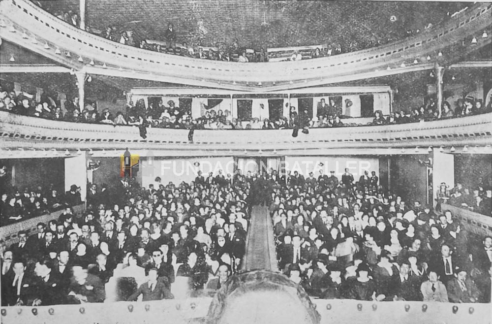 1918 - El Teatro Estornell: Esta es una imagen del interior Teatro Estornell, que había comenzado a construirse en 1917 y fue inaugurado un año más tarde. Para el San Juan de aquellos años fue todo un acontecimiento contar con esta sala ubicada en la esquina de las calles Rivadavia y Sarmiento, cuya construcción demandó una suma de 250 mil pesos. Dividido en teatro de invierno y de verano, su arquitectura, la configuración interna de esta sala, su capacidad, la disposición de palcos y plateas y las ornamentaciones tanto interiores como exteriores, hacían de este teatro uno de los más hermosos del interior del país . Por allí pasaron las compañías teatrales más importantes de la Argentina y la magia del cine, además de las funciones gratis para los niños los días domingo, pronto transformaron al teatro Estornell en un punto de encuentro obligado para la sociedad sanjuanina. Don José Estornell, que había llegado al país en 1912, procedente de Valencia, España, y que tras radicarse en Mendoza, se instaló definitivamente en San Juan con establecimientos vitivinícolas y destilerías, sentó con este teatro las bases de la empresa familiar que, con el tiempo, iba a transformarse en un sinónimo del espíritu emprendedor sanjuanino. (Imagen publicada en el libro “El San Juan que Ud. no conoció”, de Juan Carlos Bataller)
