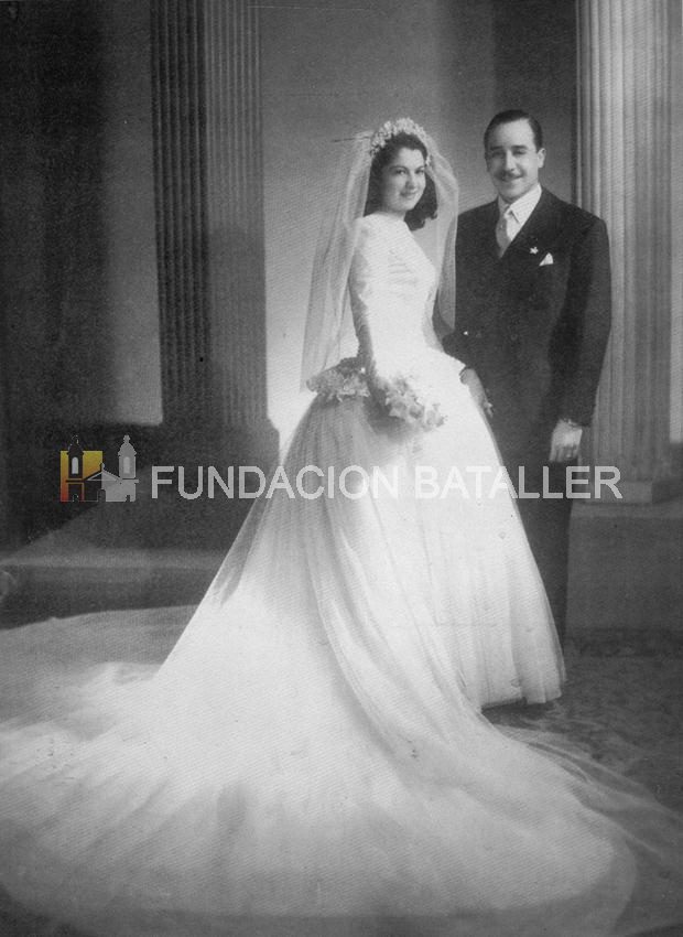 1947 - Enlace Moncunill – García / En 1947 quedó consagrado el matrimonio de Américo García con Perla Lila Moncunill. Él era un joven médico especializado en cardiología, que había sido presidente de la Federación Universitaria de Córdoba y secretario de la Federación Universitaria Argentina. Once años después del momento que registra esta foto, Américo García era consagrado gobernador de San Juan. Más tarde sería electo senador y hasta fue candidato a la vicepresidencia de la Nación. El matrimonio García-Moncunill tuvo cinco hijos: Mirta, Norma, Américo y las mellizas María Beatriz y María Carolina.
(Foto publicada en el libro “El San Juan que ud. no conoció” de Juan Carlos Bataller – Proporcionada por Jorge Faustino Moncunill)