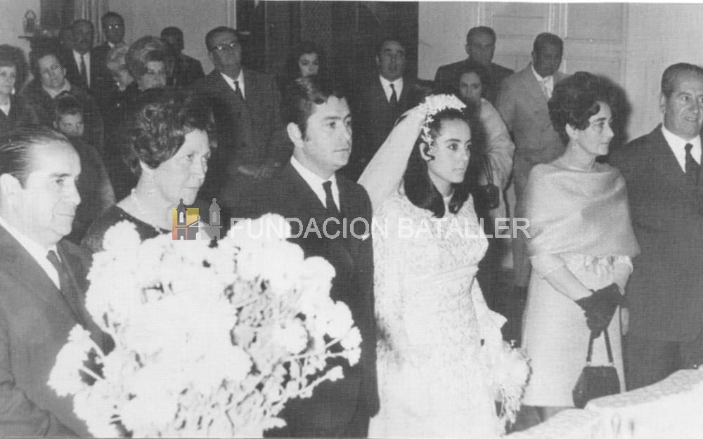 Los novios, Juan Carlos Rojas y Amanda López, acompañados de sus padrinos, Pablo Rojas, su señora Isabel Parrado, Lidia Julia Grillo y Francisco López, durante la ceremonia realizada en la Iglesia de La Merced. (Foto proporcionada por la familia Rojas López)