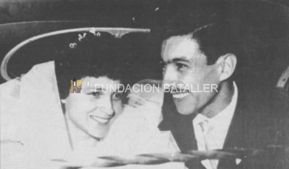 Olga Bilbao y Luis Alberto “Quito” Martínez viajan en el automóvil luego de haber contraído enlace en la Inmaculada Concepción. (Foto proporcionada por la familia Martínez Bilbao).