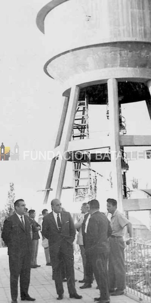 En la primera gobernación de Leopoldo Bravo fue creada la Corporación
Agroeconómica Vitícola y Comercial (CAVIC). La base de operaciones
de la firma que reunía a más de 10 mil viñateros de la provincia fue la antigua Bodega del Estado creada por Cantoni en los años ‘30 y refaccionada durante el gobierno de Américo García. En esta foto, tomada en 1964, aparece el gobernador durante una recorrida que
hiciera a la bodega.