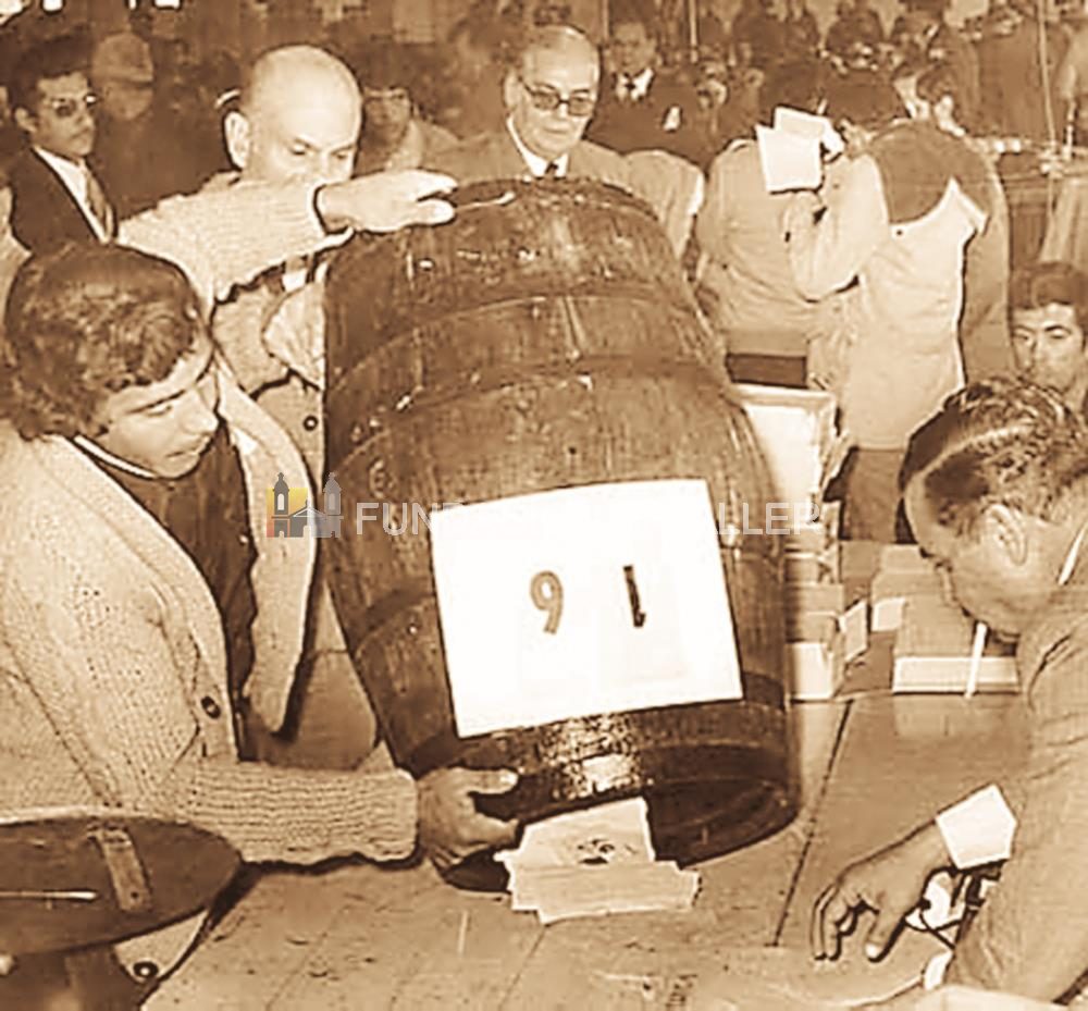 1979 Votación en la CAVIC. Esta foto fue tomada a fines de la década del 70 y constituye toda una curiosidad. Un viñatero da vuelta un tonel utilizado como urna en una votación de la entidad. Al fondo se ve al presidente de la corporación, Faustino Cattáneo. Su gestión fue calamitosa.