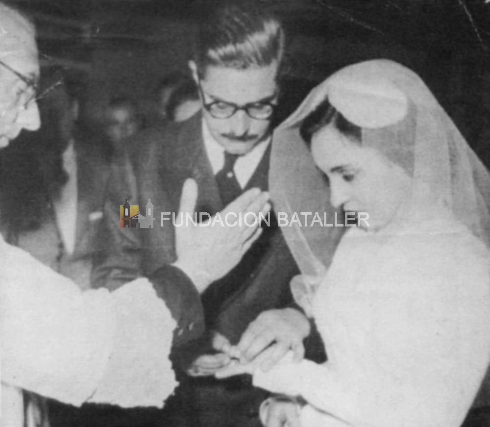 Amanda Baistrocchi y Héctor Miguel Seguí el día de su casamiento por iglesia, con la bendición del padre Garbini. La foto es de 1954.