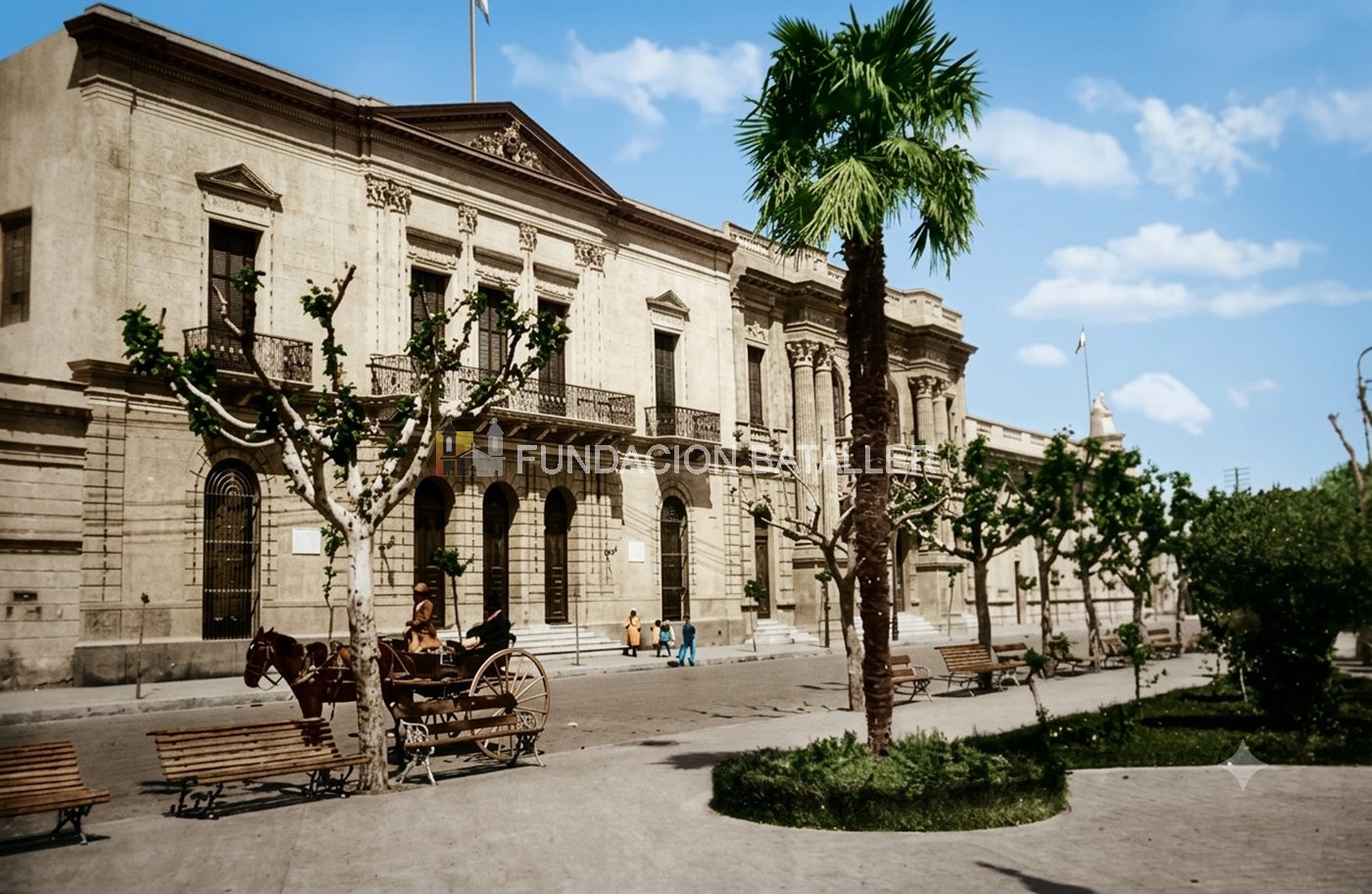 La Casa de Gobierno antes del terremoto. Ubicada sobre calle General Acha, frente a la Plaza 25 de Mayo, la Casa de Gobierno de San Juan había sido inaugurada en 1884 durante un acto que contó con la presencia de Domingo Faustino Sarmiento. La partida inicial para realizar la obra fue de 36 mil pesos fuertes y fue adjudicada a la firma Luis Bertolli y asociados, a los que se agregaron en 1883, otros 4 mil para el amoblamiento. La actividad gubernamental funcionó a pleno en este edificio, hasta que se derrumbó con el terremoto de 1944. La imagen tomada desde la Plaza de Mayo, muestra a la derecha le sigue el Palacio y de Justicia y luego el edificio del Banco Nación que estaba ubicado en las actuales calles General Acha y Mitre. (Foto proporcionada por Alberto Montaña. Textos: Fundación Bataller) (Imagen restaurada y coloreada con IA)
