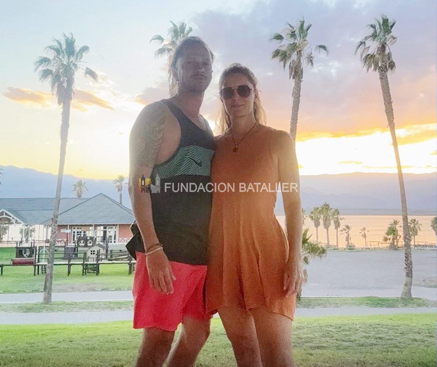 La pareja en la zona del dique. Soledad afirma que “Si los dos fuéramos iguales sería muy monótono. Nos equilibramos”.