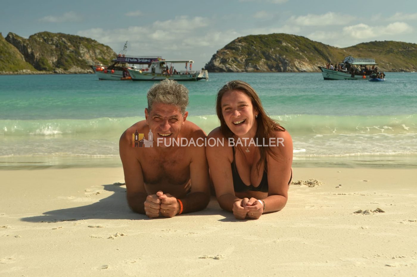 Carla Morel y Fabián Armoa en un día de playa
