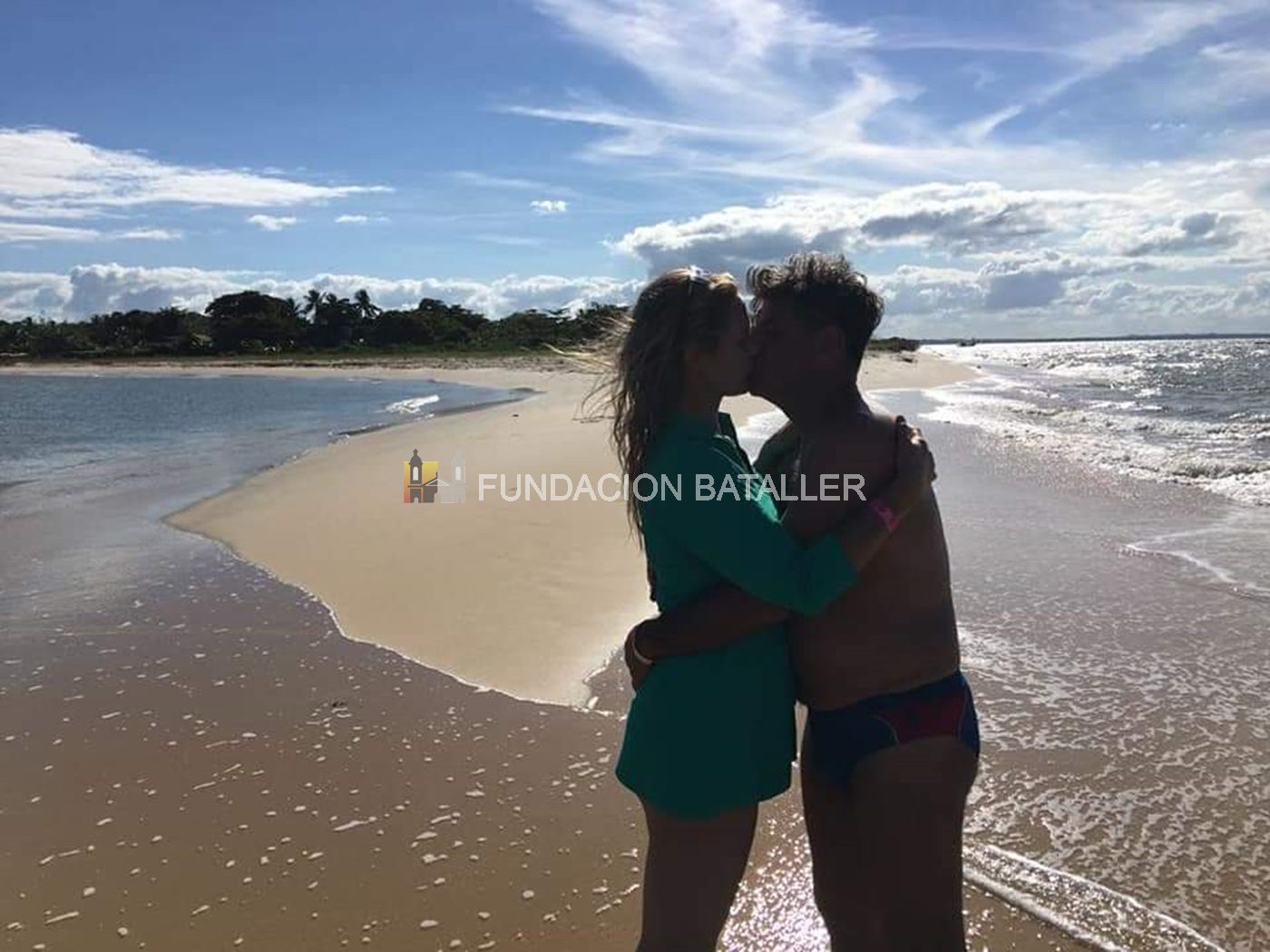 Carla Morel y Fabián Armoa y un abrazo y beso en plena playa. Se conocieron en un curso internacional de entrenadores