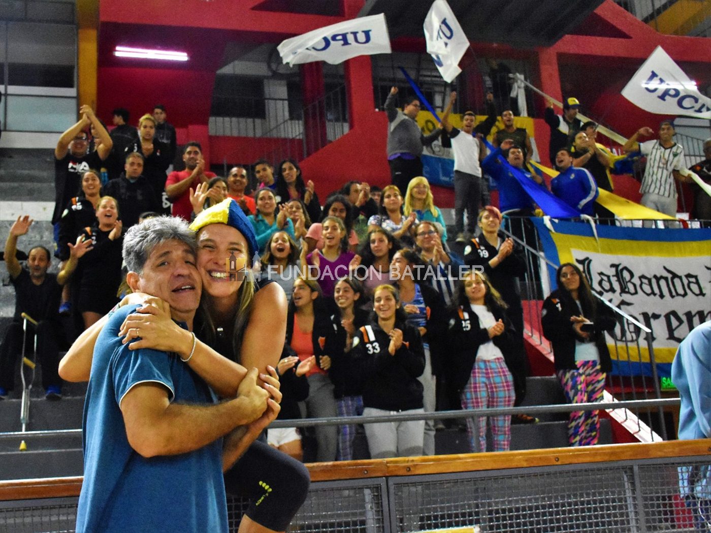 Carla Morel y el abrazo a Fabián Armoa en el estadio cerrado del Parque de Mayo festejando uno de los tantos triunfos de UPCN Voley