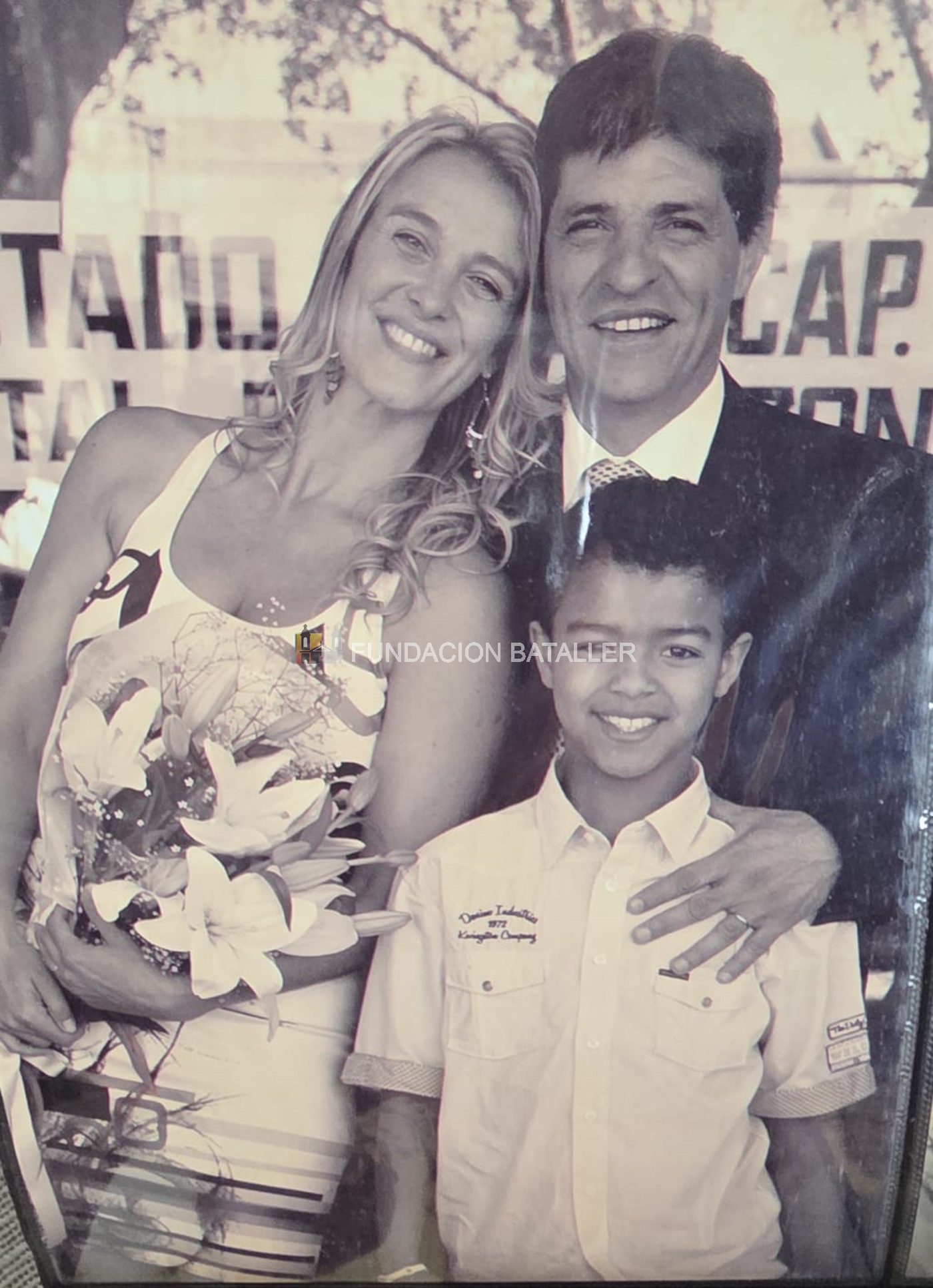 Carla Morel y Fabián Armoa cuando se casaron en San Juan. Junto a ellos el hijo Manu
