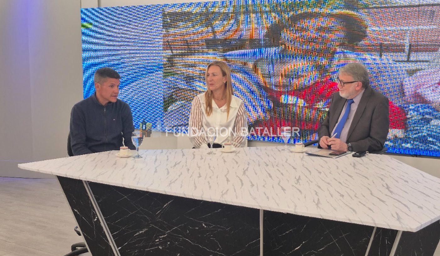 Celina Ramella y Carlos Ortiz junto al conductor del programa La Ventana y del ciclo “Historias de familias” Juan Carlos Bataller