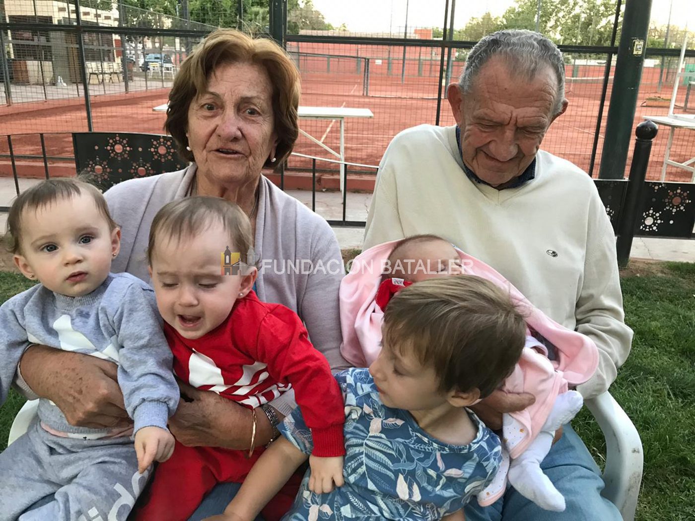 Los padres de Celina, Alejandro José Ramella con su esposa Raquel Celina Carrega rodeado de nietos.