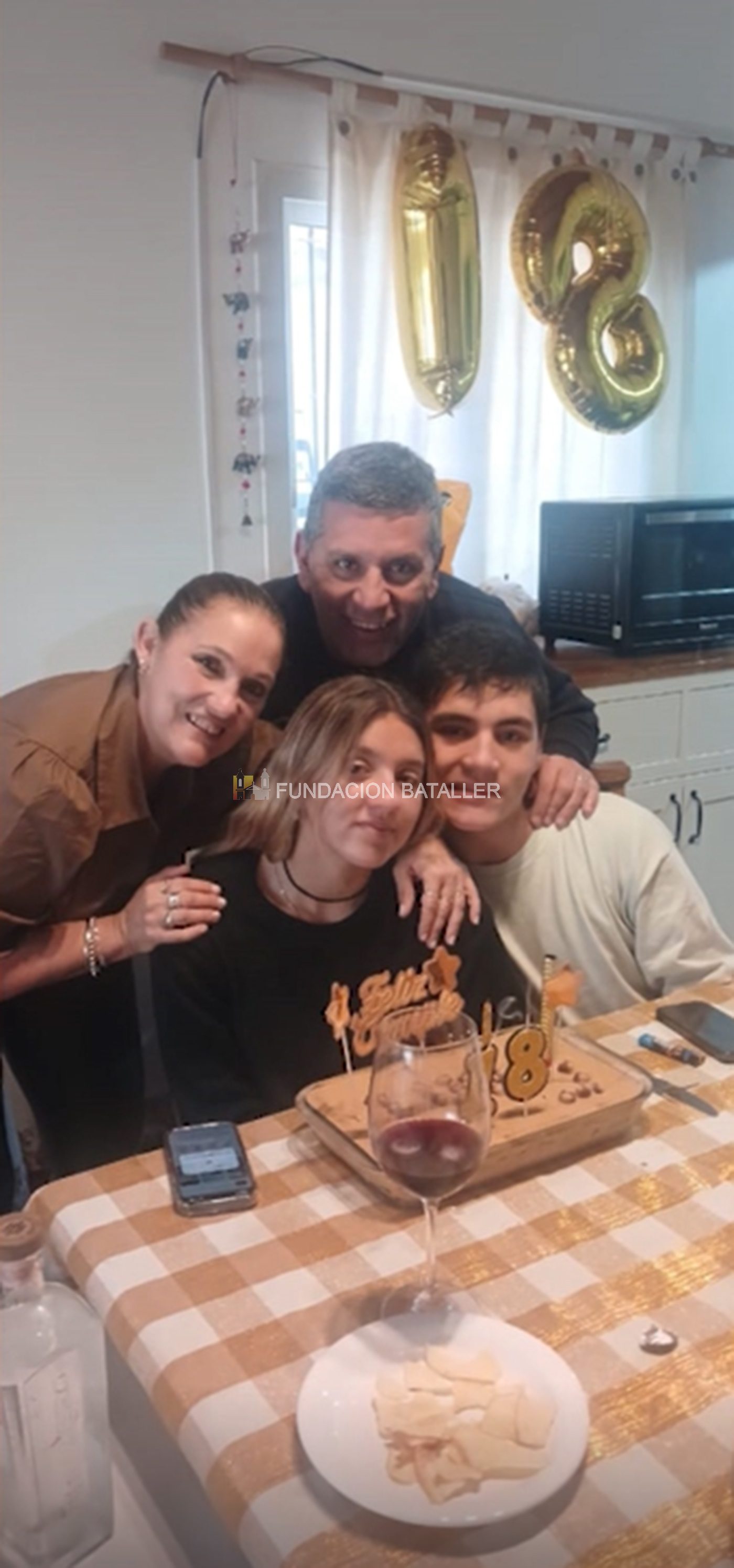 Constanza y Octavio junto a sus padres María Beatriz y Gastón en el festejo de los 18