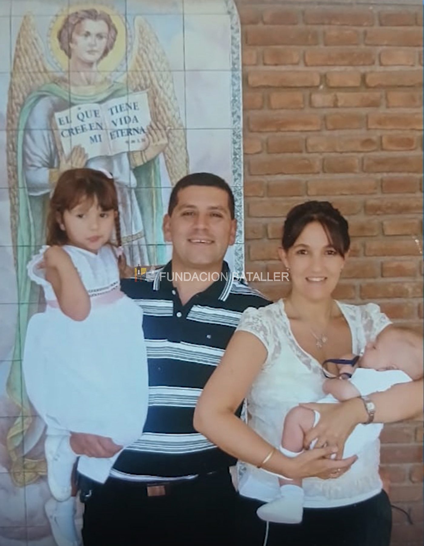 Gastón y en sus brazos Constanza, mientras que en brazos de María Beatriz el recién bautizado Octavio