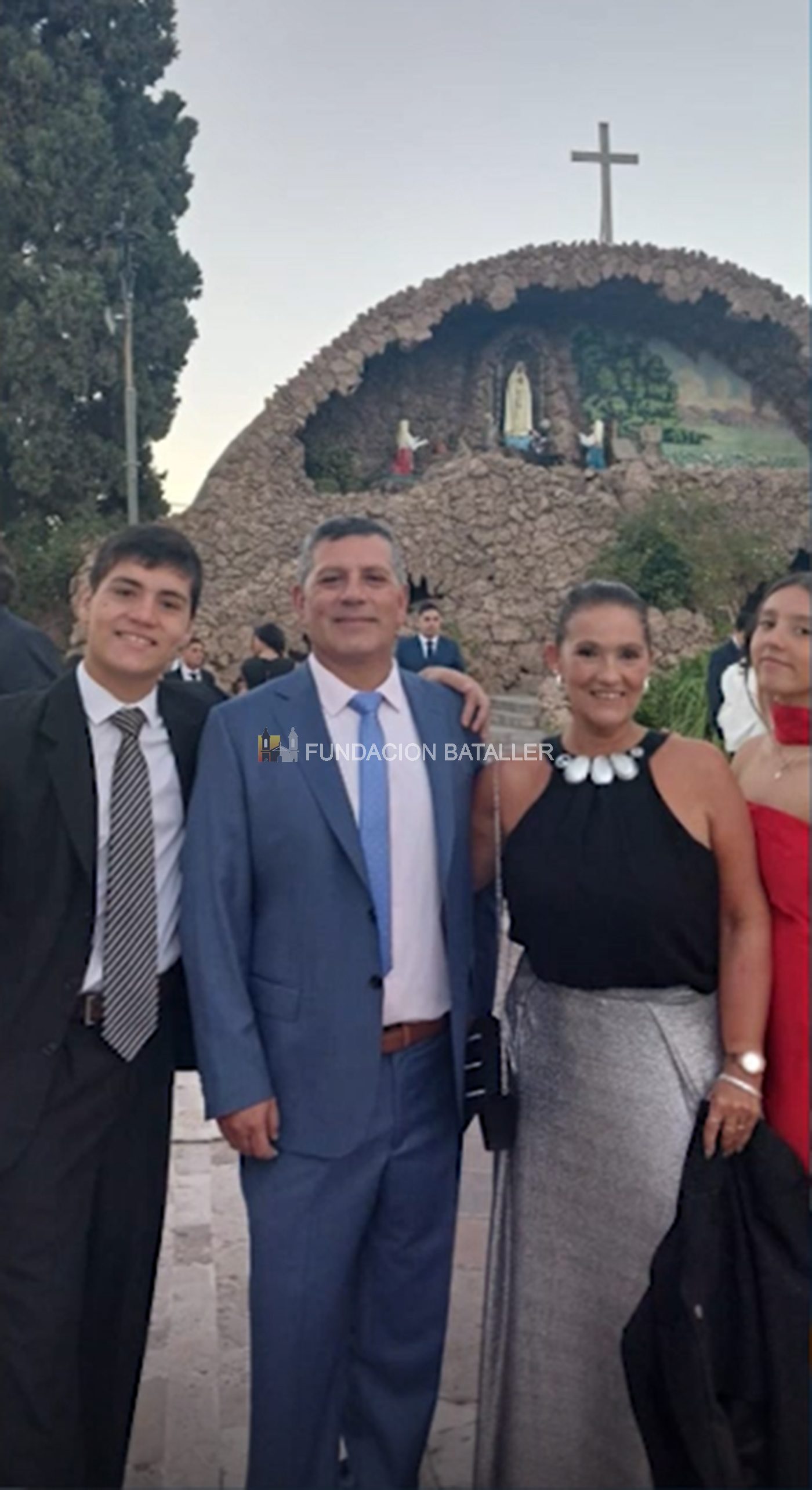 Los Sugo Herrero en familia. De fondo la Gruta de Fátima, en Rawson.