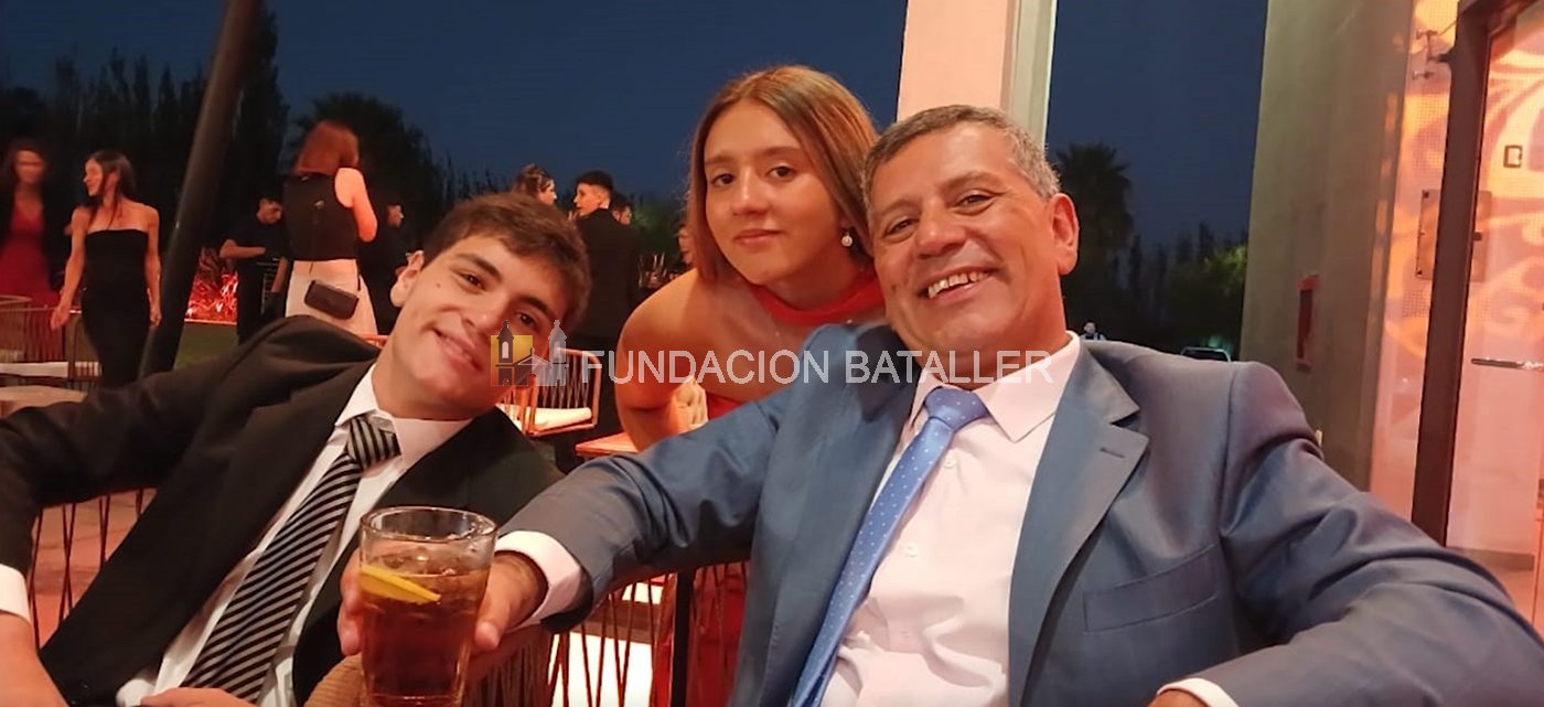 Gastón Sugo, vaso en mano, junto a sus hijos Constanza y Octavio