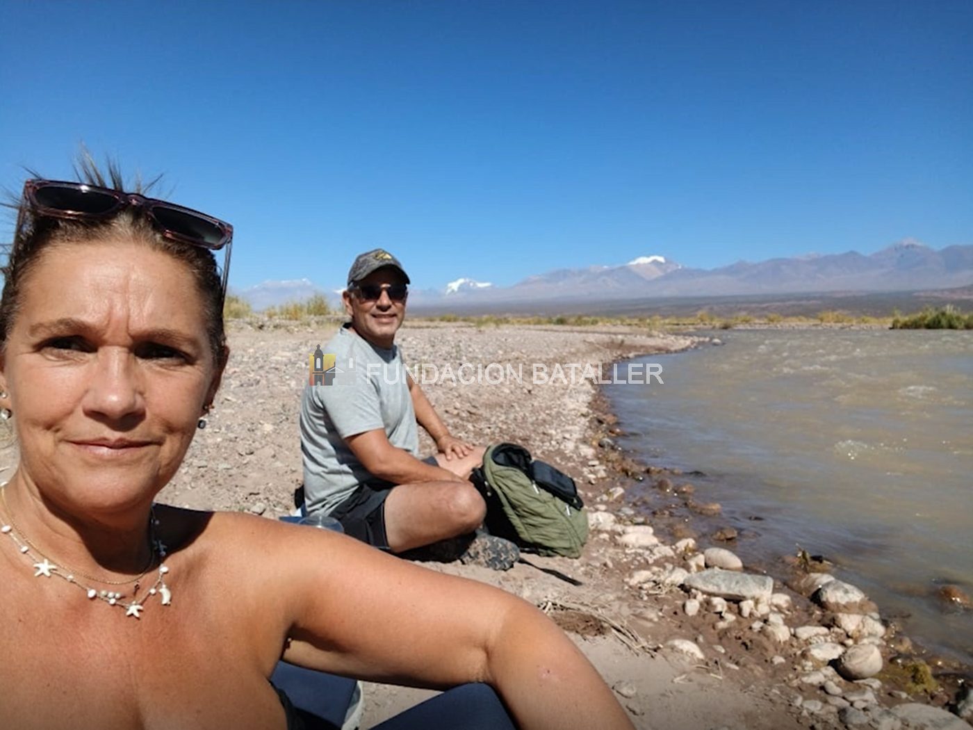 María Beatriz y Gastón disfrutando del sol a orillas del Río Los Patos, Calingasta