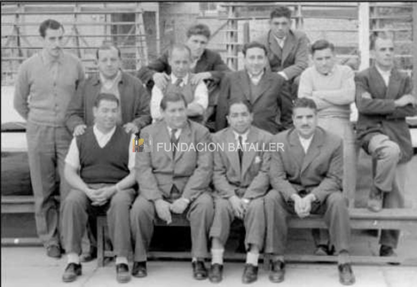 En 1959 cuando había tribunas de madera. posan, dirigentes y boxeadores, parados están: Julio González, Espartaco Antuña, Armando Quiroga, Dante Rodríguez, Juan Villafañe, Oscar Romero y Juan Brizuela y Guardia. Sentados: Oscar Quiroga, Galileo Antuña (presidente), Efraín Moreno y Gerardo Romero
