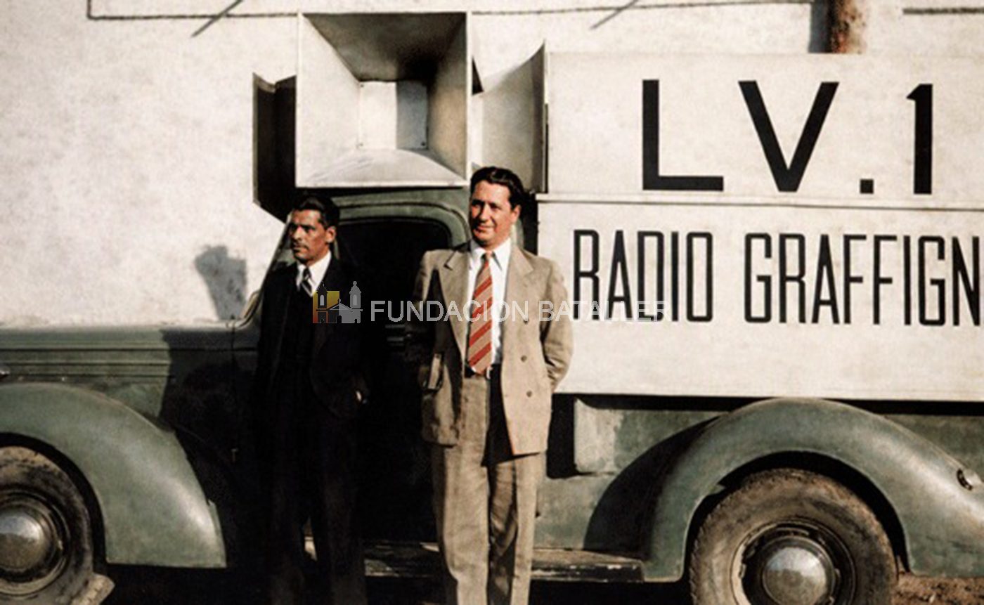 Un móvil muy particular. A diferencia con los actuales que cubren noticias, este camión de LV1 actuaba como propaladora, llevando la radio a quienes no tenían receptor. (Foto proporcionada por Radio Colón)