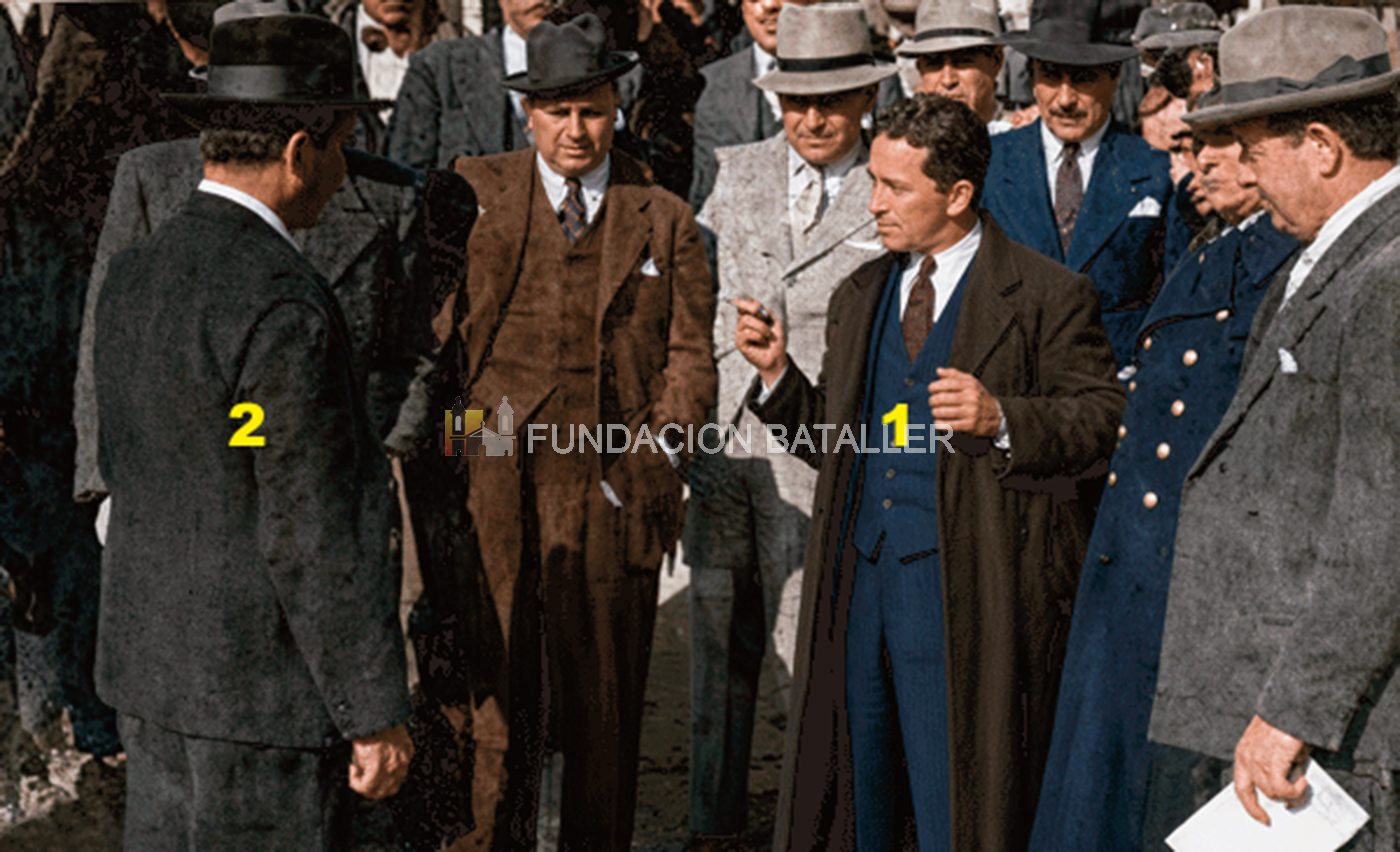 (1) Nicolás Caputo, (2) Juan Manuel Esciolaza. Momento en que según Esciolaza discutían con Caputo y precisión que observan ambos y cuando Caputo le dijo que “Que todos los cordobeses eran…”; a lo que él le contestó diciéndole: “Que se callara la boca porque lo iba a hacer c…” por lo que según él, Caputo echó mano a la cintura.