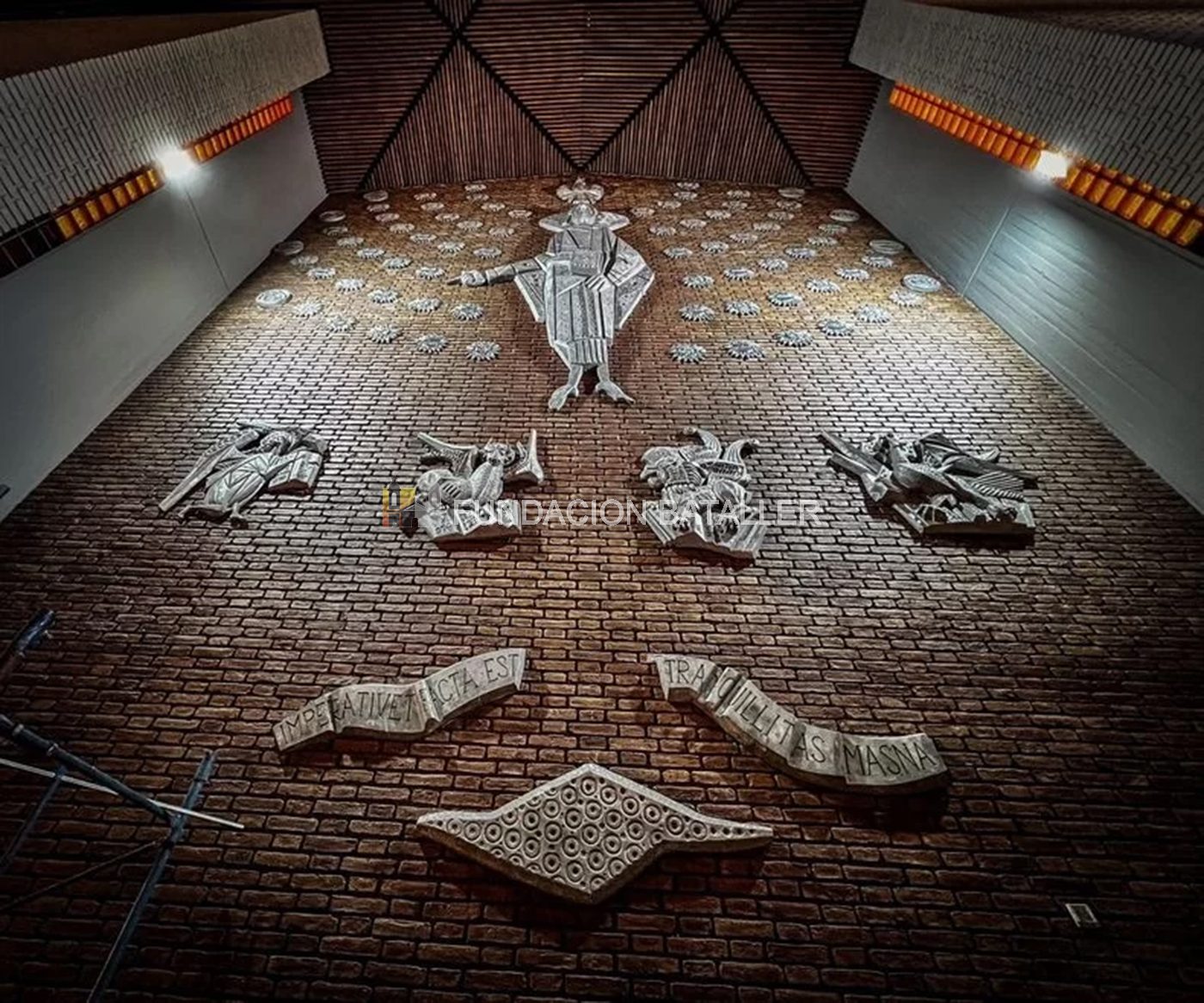 La foto muestra el final de lo que es el templo de la Iglesia Catedral. Se destaca la figura de Cristo Jesús parado rodeado de 64 estrellas y debajo los símbolos de los cuatro evangélicos: Lucas, Mateo, Marcos y Juan.
