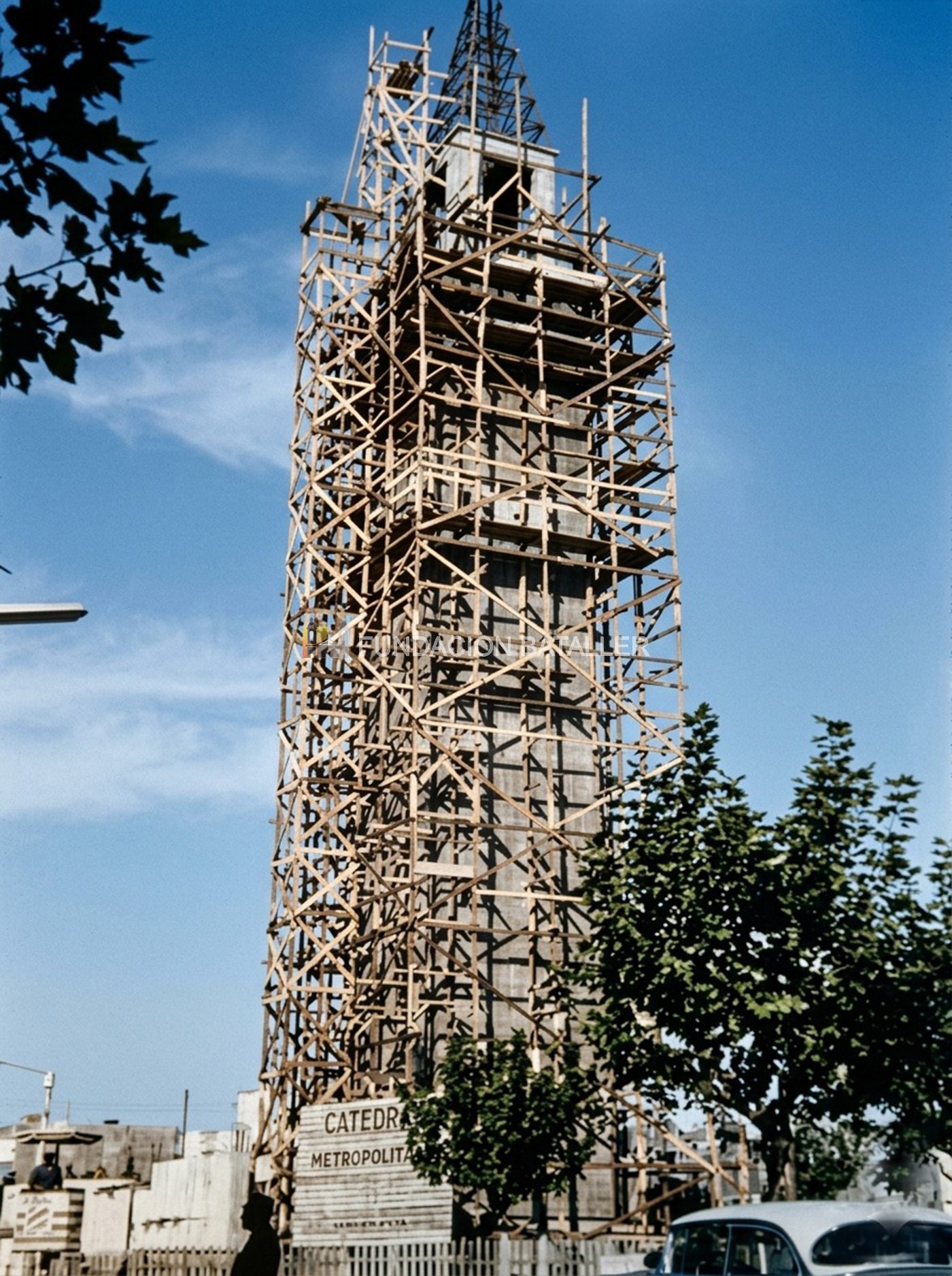 En esta imagen de la década de 1960 se pueden apreciar los andamios durante la construcción del campanil de la Iglesia Catedral de San Juan.