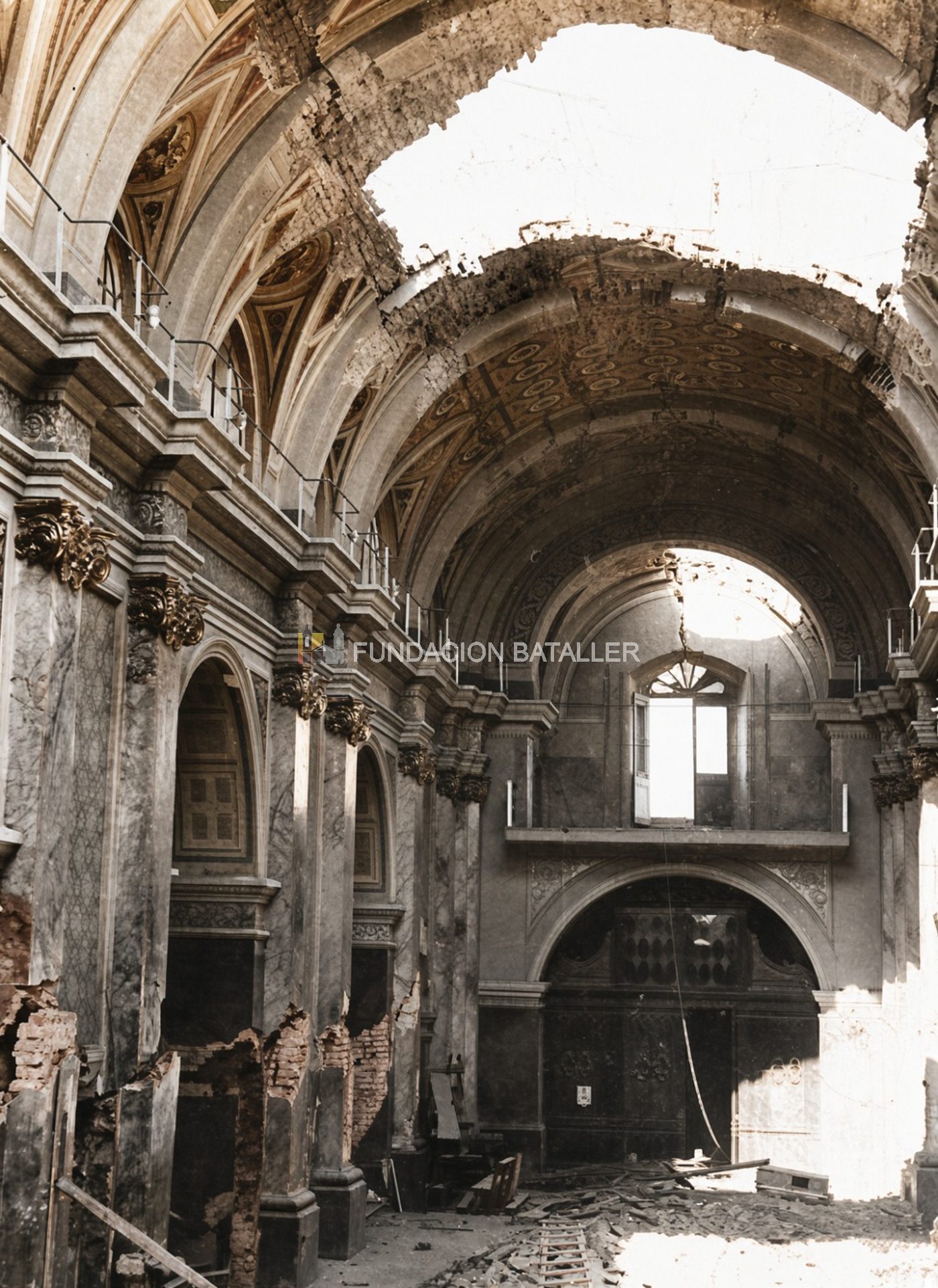 El interior de la Catedral gravemente dañado.