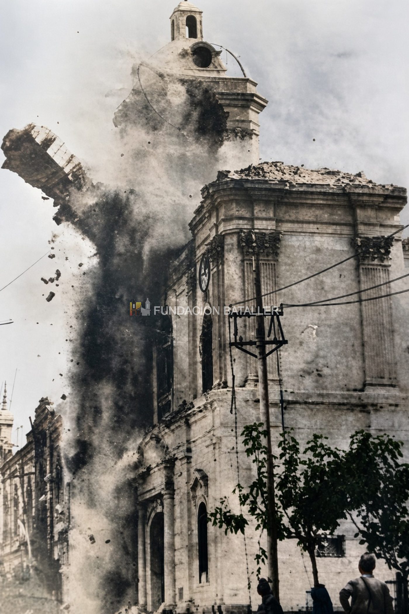 La foto refleja el momento en el que, por motivos de seguridad, son derrumbadas las torres tras el terremoto.