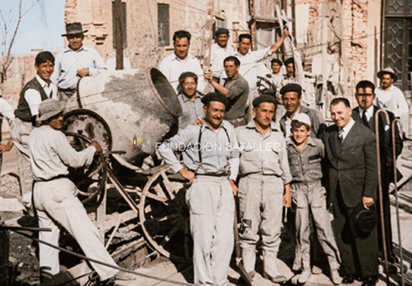 Integrantes del Club Sirio Libanés posan junto a albañiles durante la construcción de la sede. (Foto proporcionada por el Club Sirio Libanés)