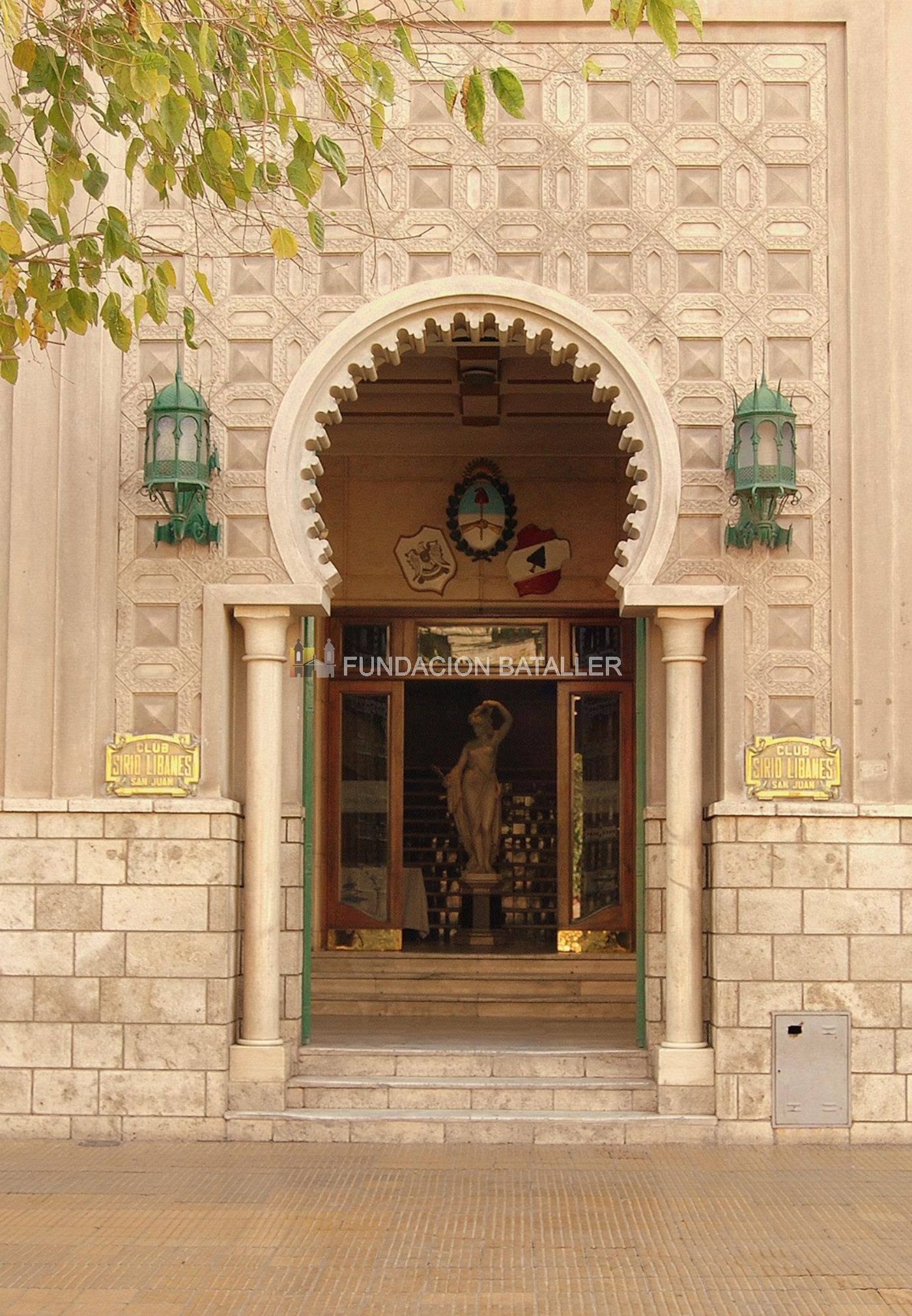 El ingreso al edificio del Club Sirio Libanés, con su fachada con un arco que descansa en dos columnas.