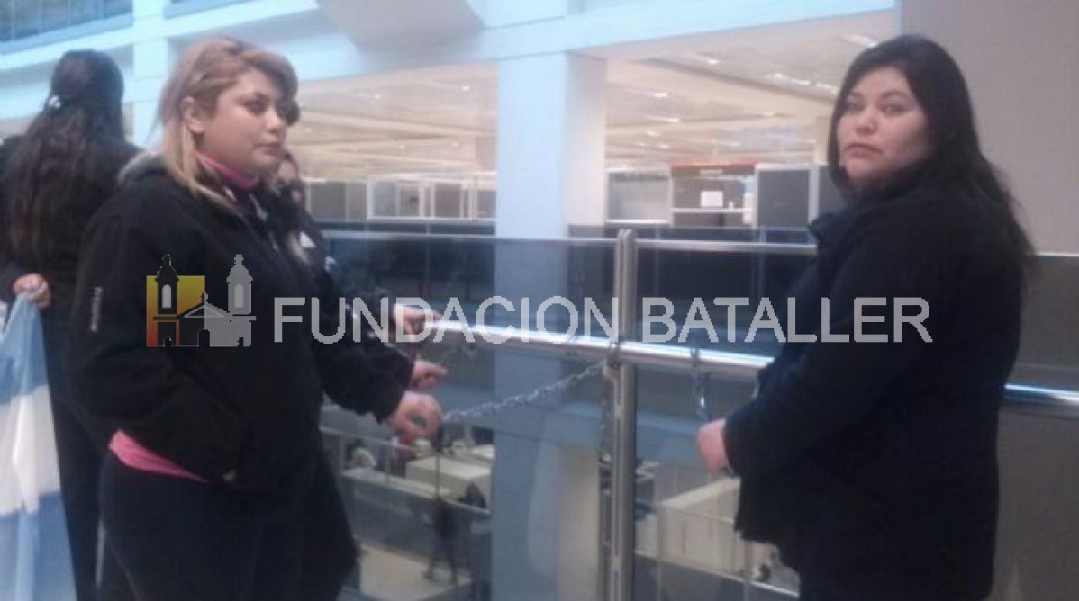 Se encadenaron en reclamo de viviendas