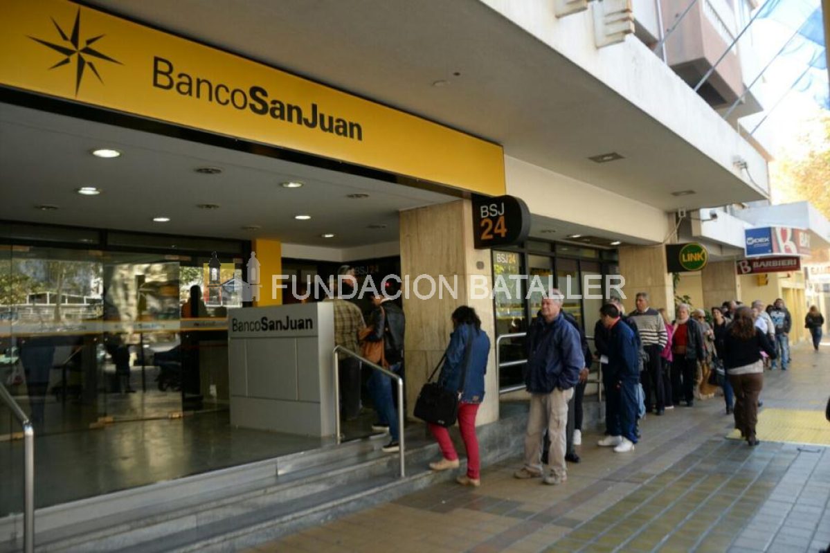 Extensas filas para extraer dinero de los cajeros  