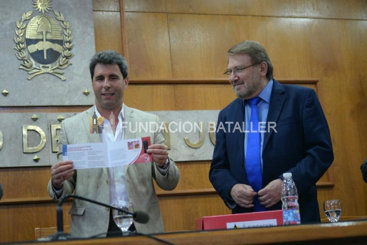 Fundación Bataller entregó a Gobierno manuales escolares en soporte digital
