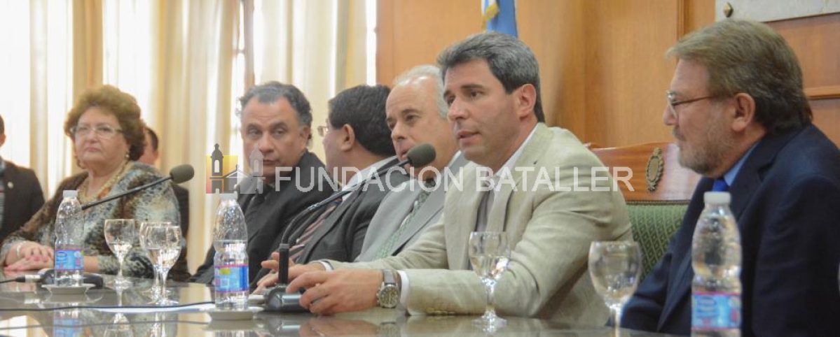 Fundación Bataller entregó a Gobierno manuales escolares en soporte digital