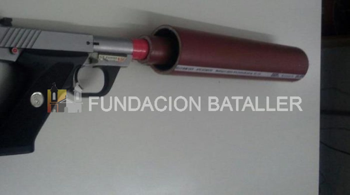 Fue denunciado por violencia y tenía un arma con silenciador