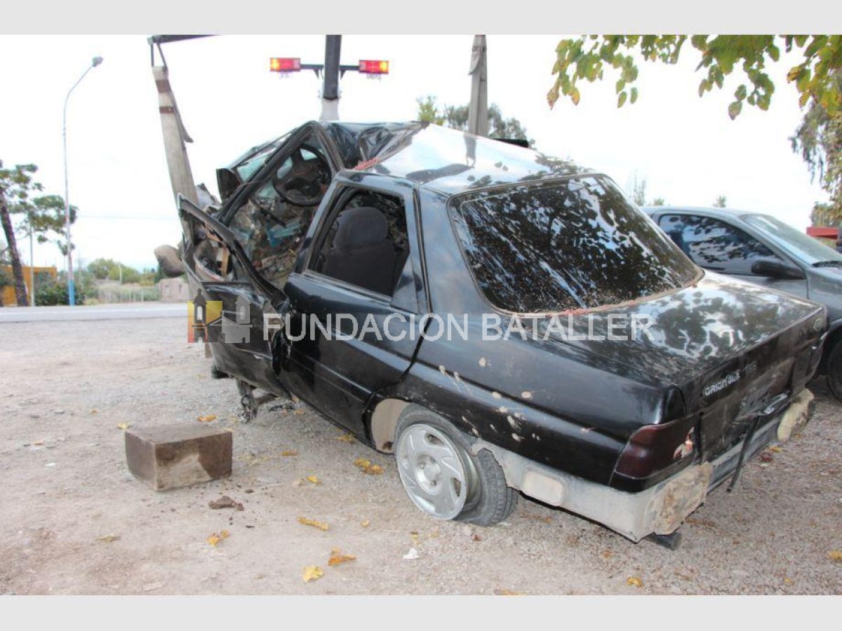 Falleció la esposa de conductor que impactó su auto contra un árbol