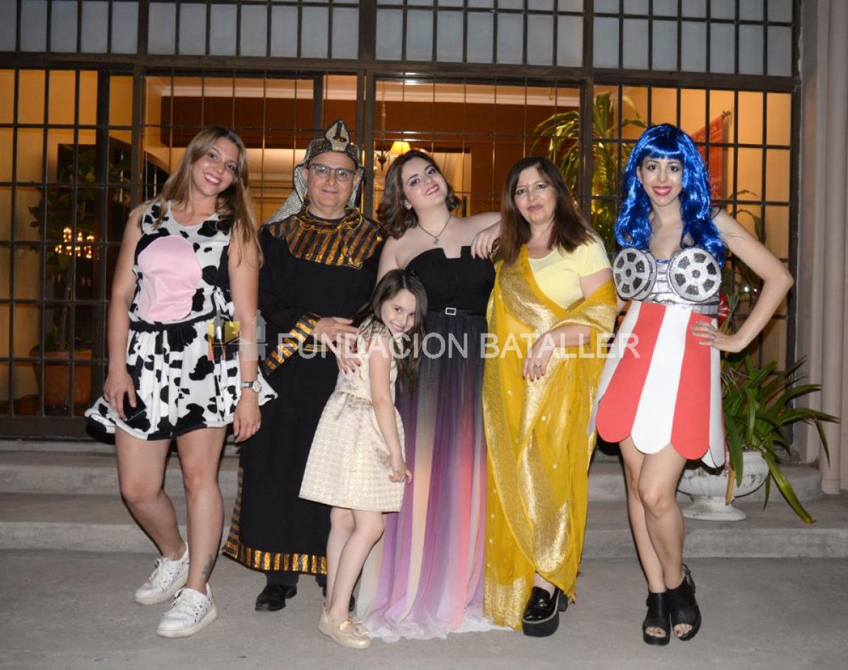 Pilar Gurguí festejó sus 15 con disfraces 