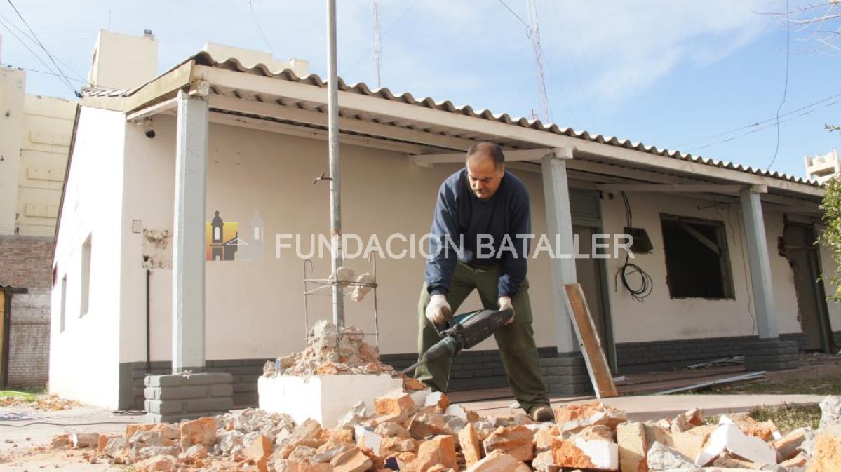Demolición de la precaria sede de Defensa Civil