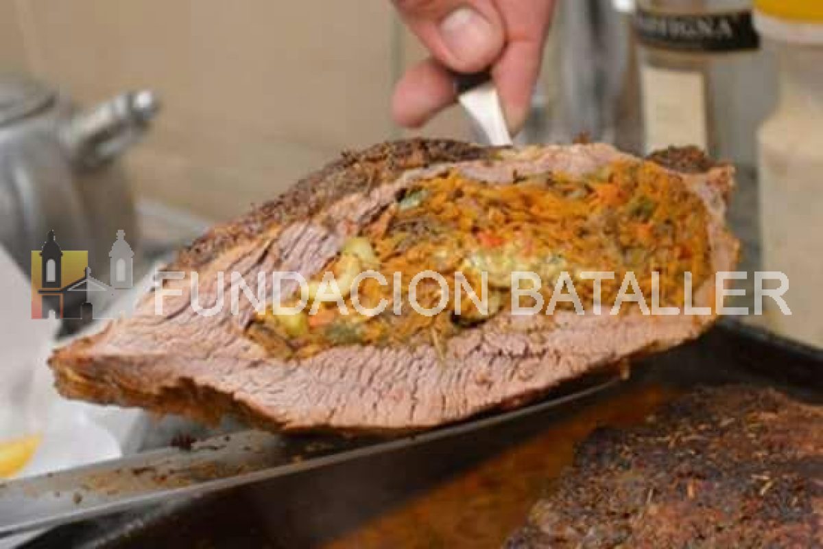 Punta de espalda rellena con salsa de vino sirah acompañada con papa sorpresa gratinada. Por Mauricio Barón