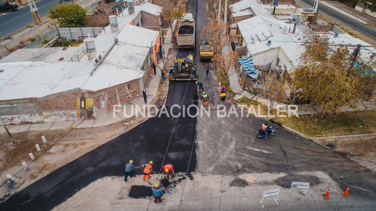 Obras de pavimentación en barrio Costa Canal