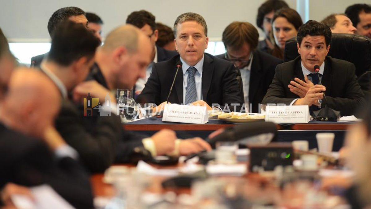 Dujovne negó una dolarización de la economía y una reestructuración de la deuda