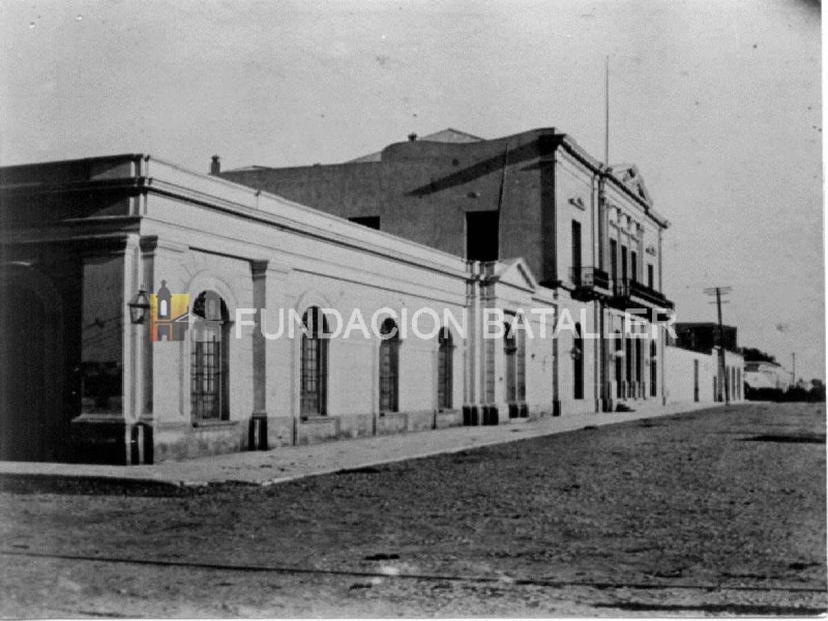 Edificios Legislativos. La Casa de los Representantes del Pueblo
