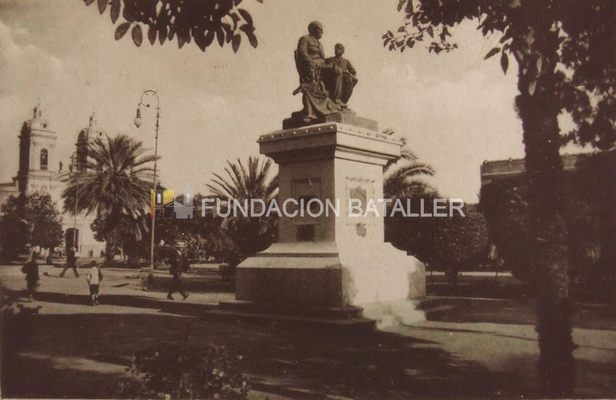 17 de noviembre. En 1901 se inaugura la estatua a Sarmiento