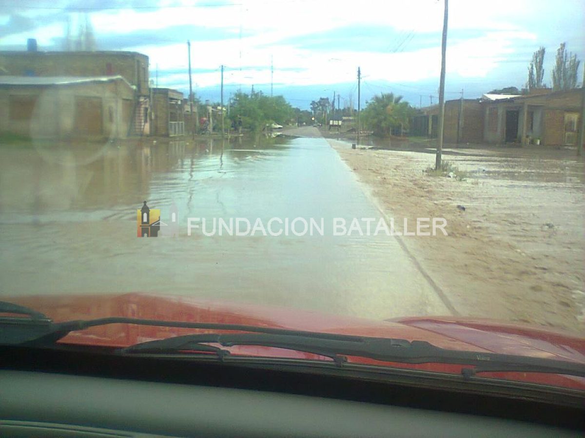Más de 200 evacuados en Media Agua por crecida del río